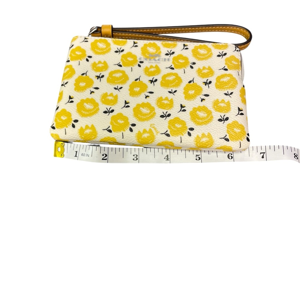 Coach buttercup wristlet new